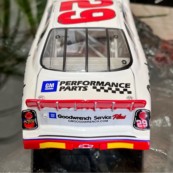 NASCAR Kevin Harvick #29 Oreo/Goodwrench 2001 Chevy Monte Carlo 1:24 Scale - Picture 2 of 11